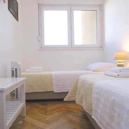 Eurit Shown In Detail Split