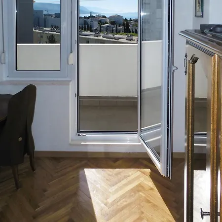 Eurit Shown In Detail Split